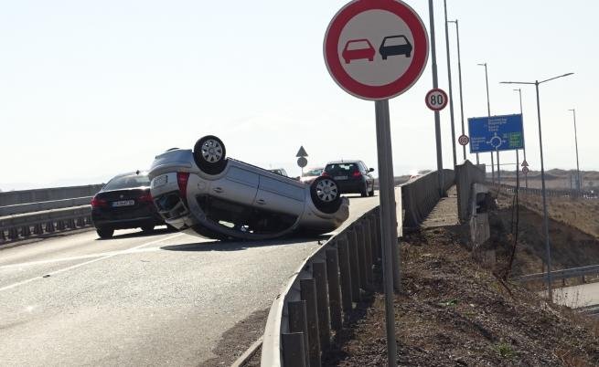 19-годишна шофьорка се преобърна по таван в Кърджалийско