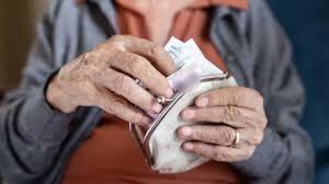 Раздадоха дарените от групата на Пеевски заплати на пенсионерите