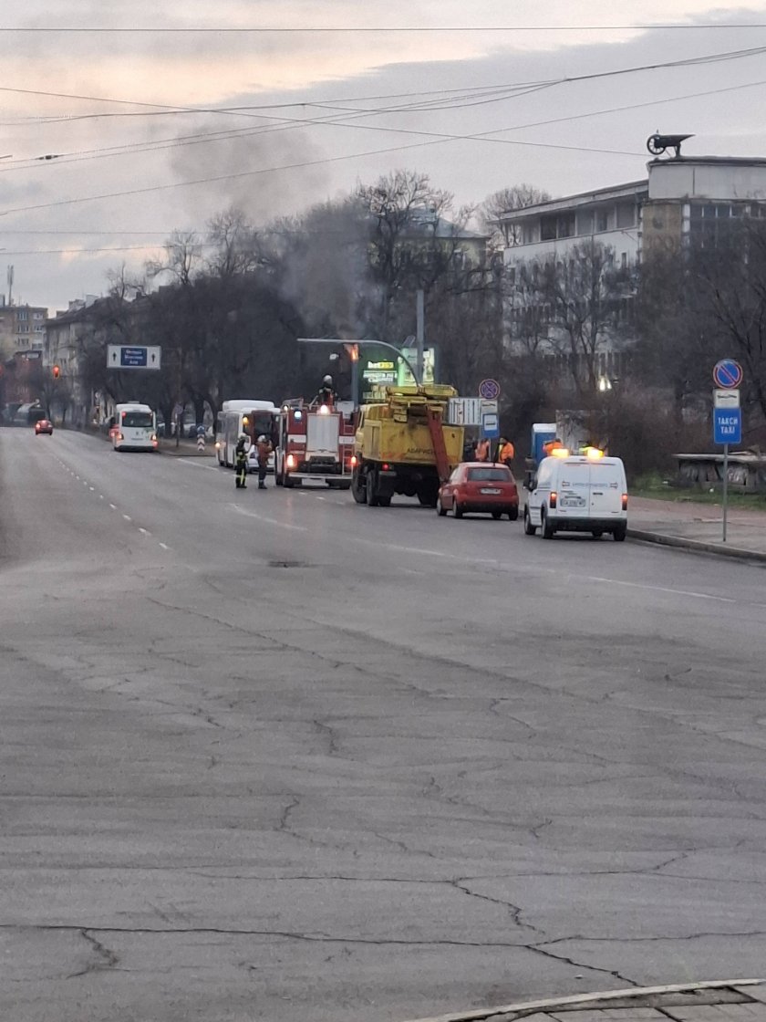 Пламна зарядното за електробусите до Централна гара в София