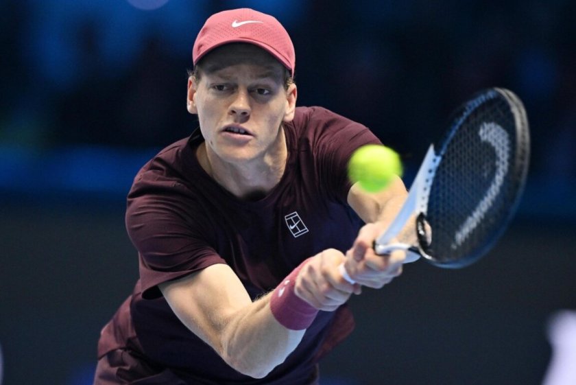 Синер стартира мощно, съперникът му се отказа