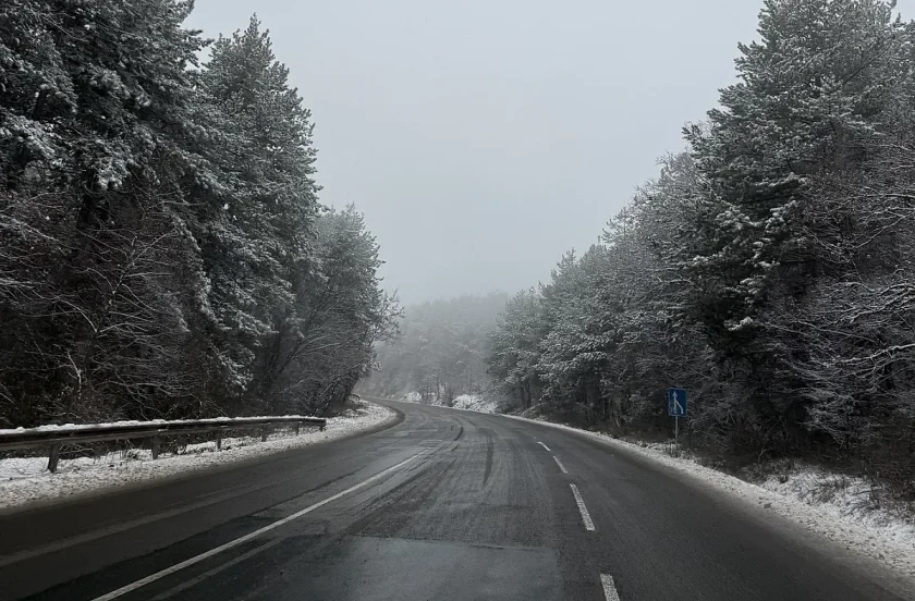 Родопите в снежен капан, натрупа 20 см сняг