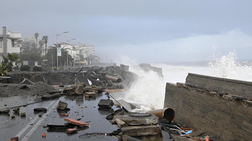 &bdquo;Хари&ldquo; обрули Сицилия, вдигна вълни до 16 метра