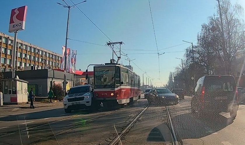 Трамвай и кола се удариха на бул. "Шипченски проход"