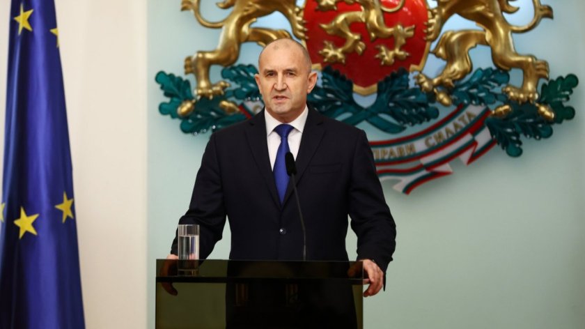 Конституционният съд решава дали да приеме оставката на президента