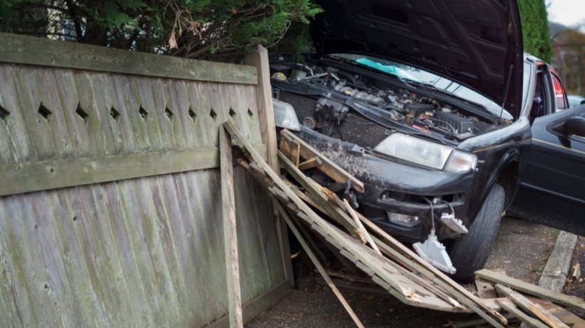 Надрусан и пиян: Шефът на парк "Рила" се натресе в ограда на гробище 