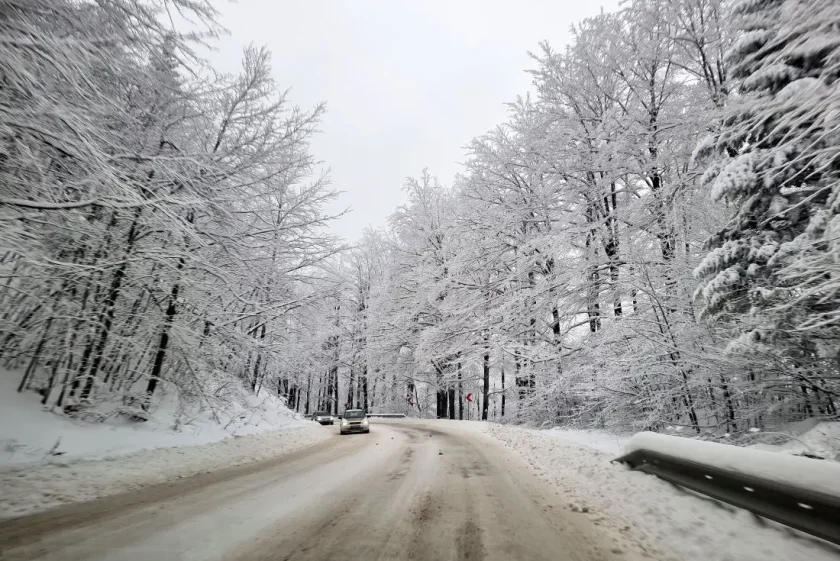Аварирал тир блокира движението през "Петрохан"