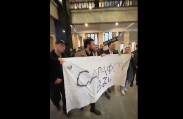 Деветима студенти блокираха Сарафов в Съдебната палата 