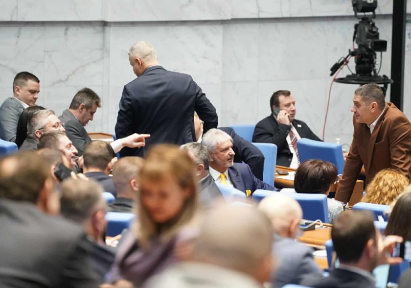 СЛЕД СКАНДАЛИ: Изборният кодекс все пак влезе в дневния ред на парламента