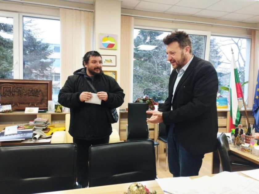 Три месеца МВР не откри собственика на изгубен плик с пари, кмет го намери само за дни