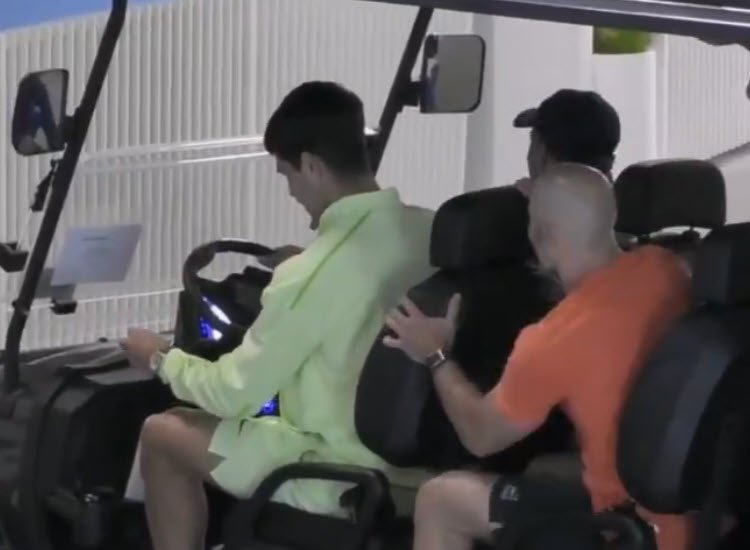 Алкарас се мъчи с голф количка след тежкия полуфинал (ВИДЕО)