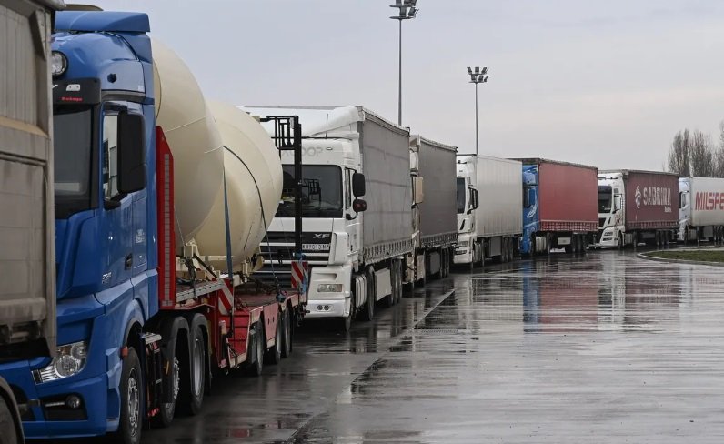 Превозвачите в Черна гора прекратиха блокадата по границите