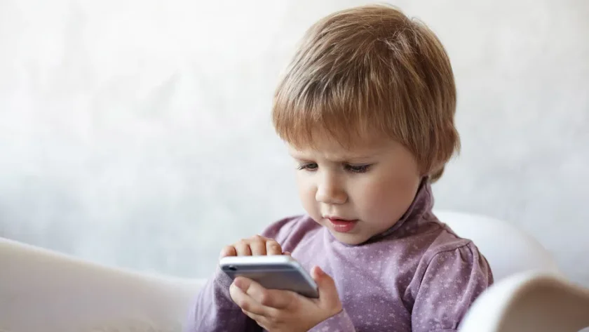 Похвално: Франция забранява социалните мрежи за деца