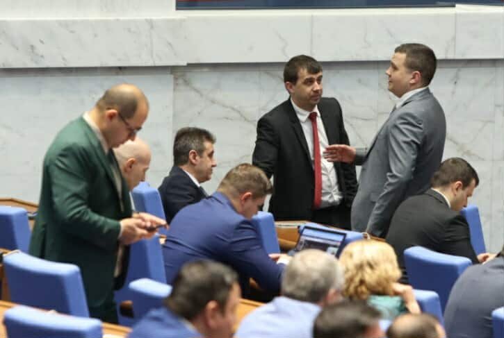 ЧУДО! Има кворум, депутатите четат безсмислени декларации