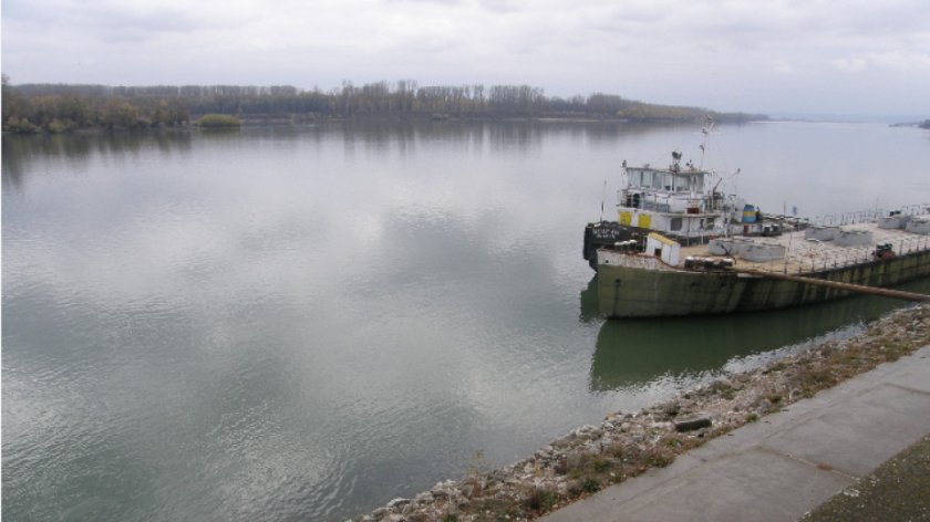 Екоинспектори проверяват за мазни петна по Дунав 