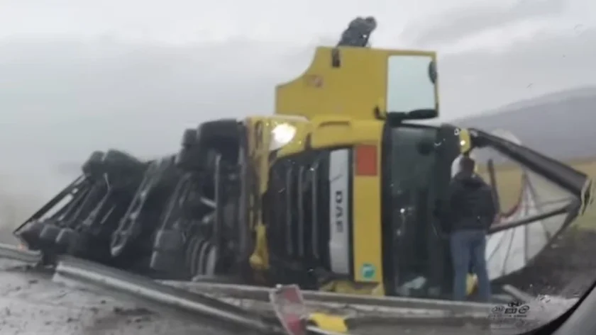 Камион с опасен товар се обърна на магистрала "Хемус" (ВИДЕО)