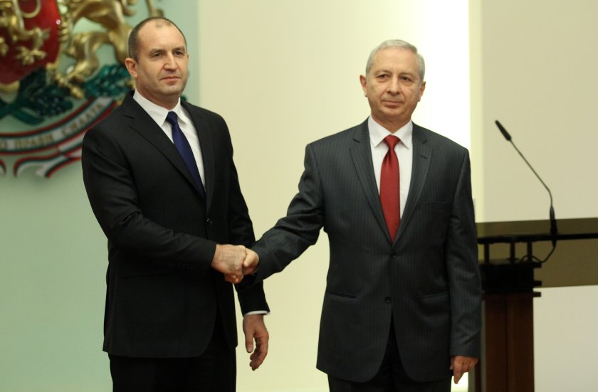 Намек, че доскорошният президент Румен Радев може да привлече огромна