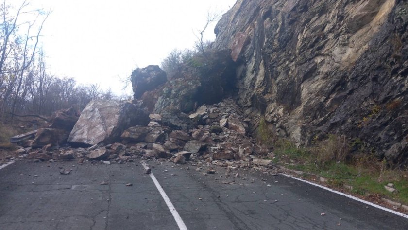 Затварят Троян - Кърнаре заради свлачище