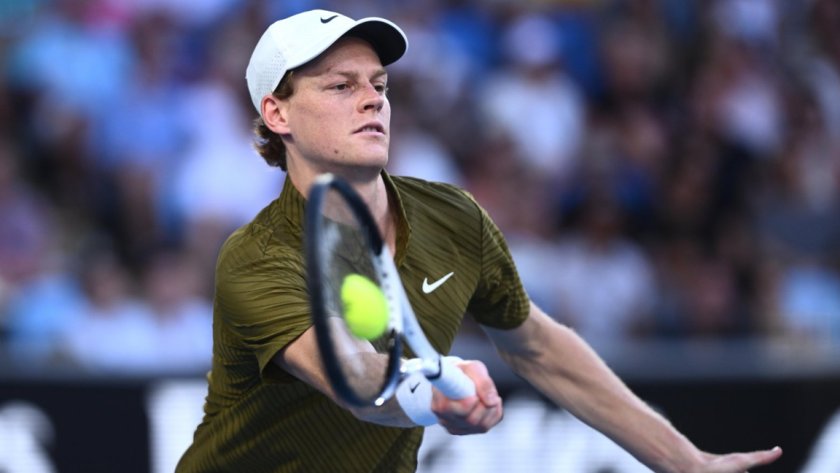 Яник Синер крачи уверено