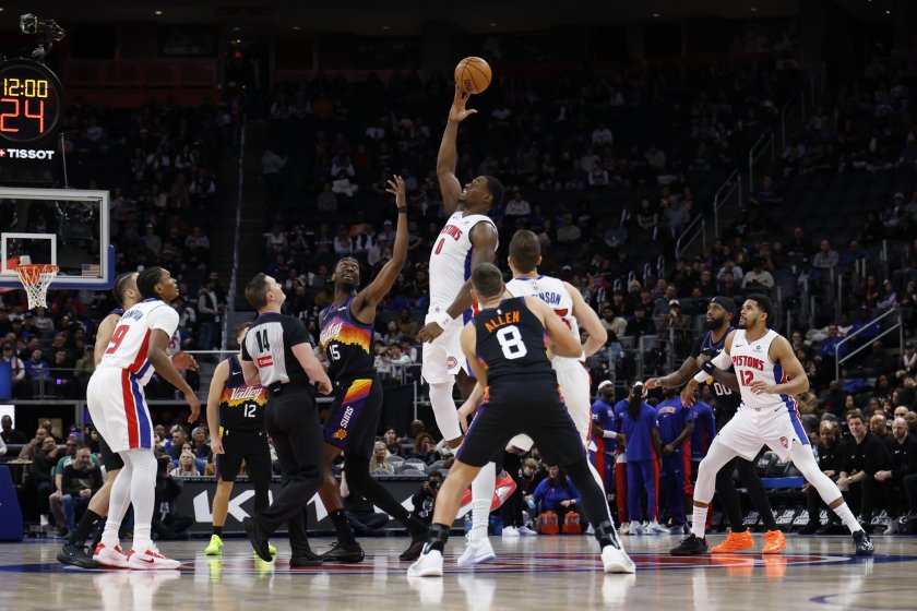 Финикс Сънс се наложи като домакин на лидера в Източната