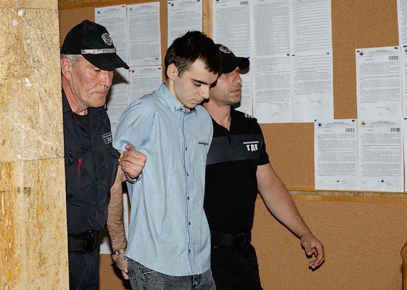 19-годишният джигит, прегазил трима в заведение в Разград, поиска лека присъда 