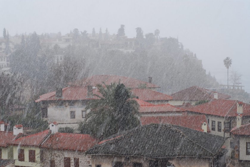 Бурята Джоузеф потопи Испания, има и първа жертва