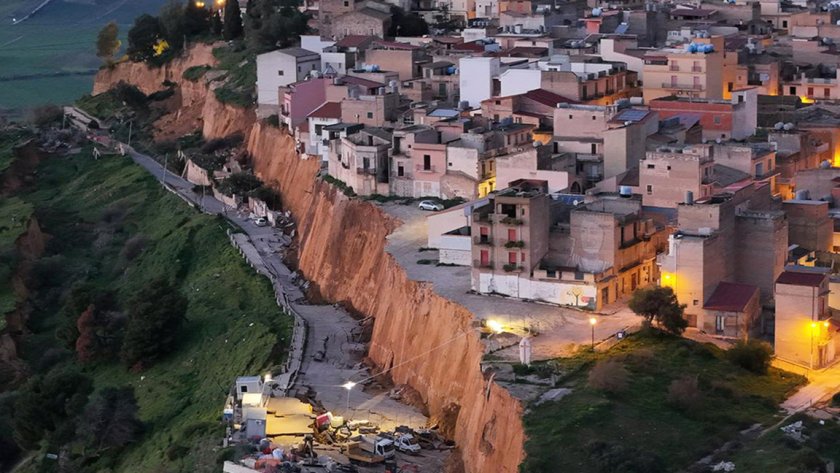 Свлачище застрашава град в Италия