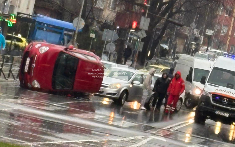 Заради дъжда: Кола се обърна на оживен булевард в Благоевград