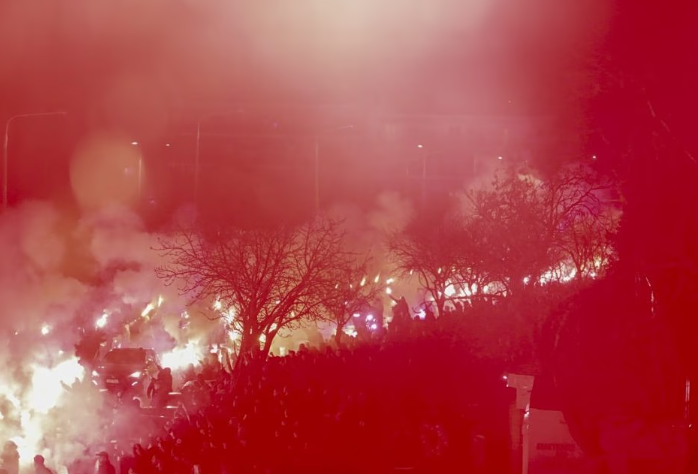 Солун не спа, Солун беше озарен от факли, а из