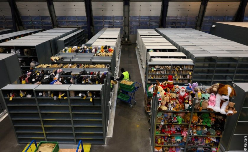 От чадъри до протези: Ето какво има в най-големия склад за изгубени вещи в Европа