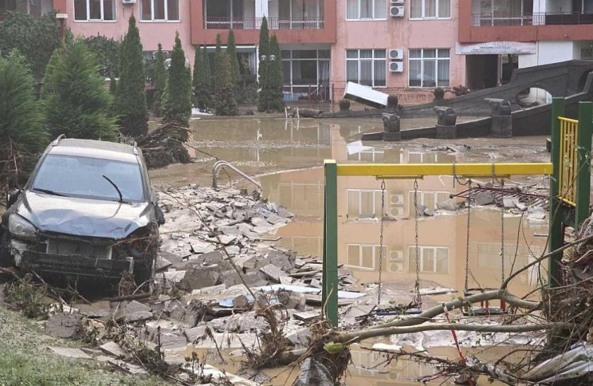 След бедствието: Жители на "Елените" тънат в кал, без ток и вода