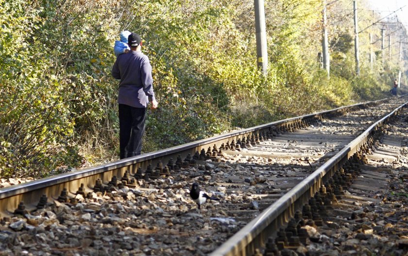 Работник полетя от 4-метрово скеле на жп линията край Елин Пелин, счупи си черепа 