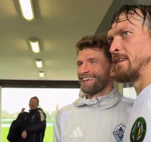 Усик срещу световен шампион, но не на ринга, а на терена