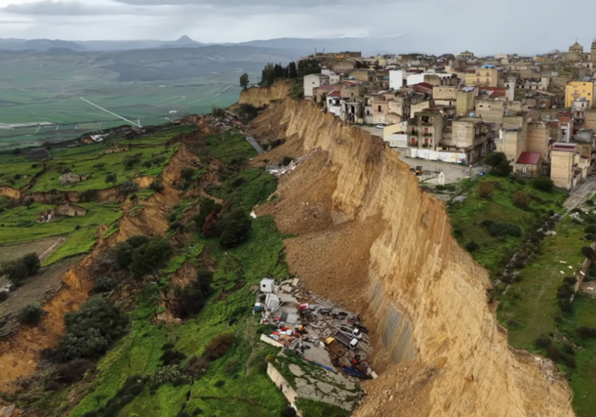 Десетки сгради в Сицилия увиснаха над пропаст 