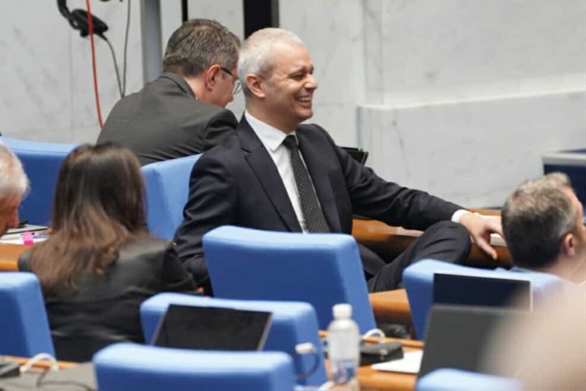 След остри дебати и схватки: Парламентът прие изборните секции извън ЕС да се ограничат до 20