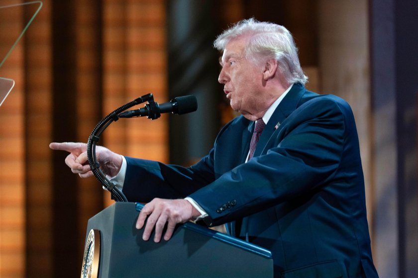 Съвсем откачи! Тръмп се опитал да премести централата на Мерцедес в САЩ! 