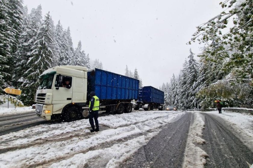 Верижна катастрофа между коли и почистващ трактор на прохода Превала