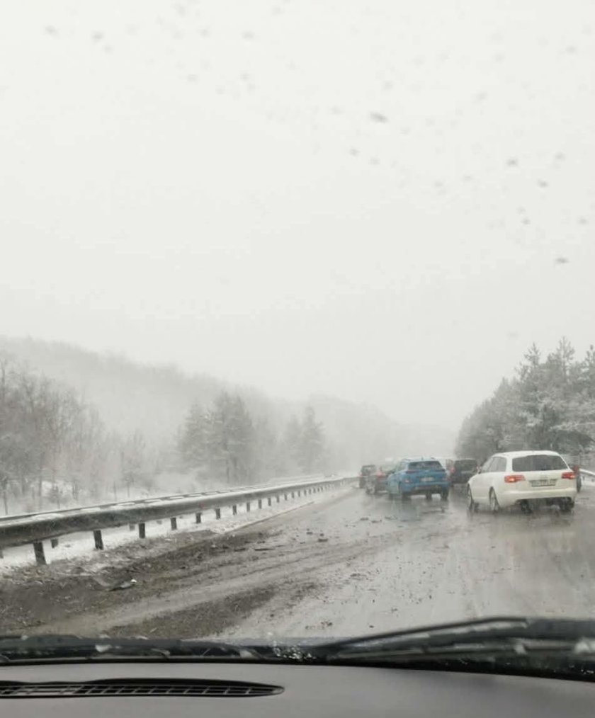 Катастрофа на АМ "Тракия" затруднява движението край Ихтиман