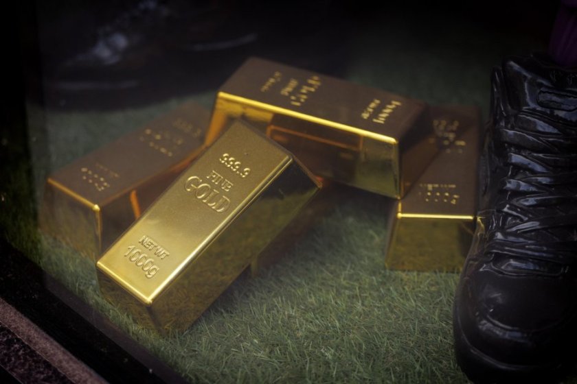 Защо се сринаха цените на златото и среброто?