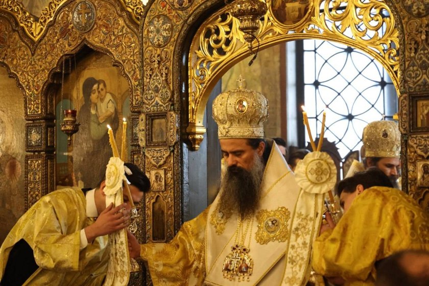 Позор! Патриарх Даниил изнесе литургия за Митрофанова