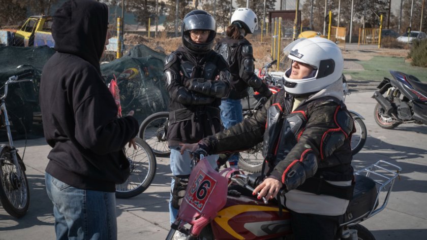 Разрешиха на жените в Иран да карат мотори