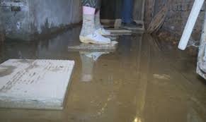 Живот над горещ гейзер: Тръба на &bdquo;Топлофикация&ldquo; наводнява мазе на жилищен блок