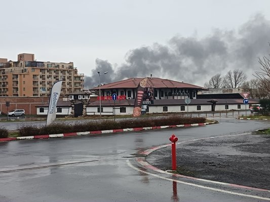 Заведение гори на плажа в Слънчев бряг