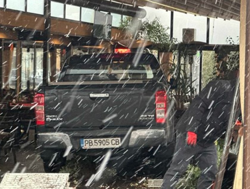 Шофьор се заби с джипа си в ресторант в Пловдив, има пострадала жена (СНИМКИ)