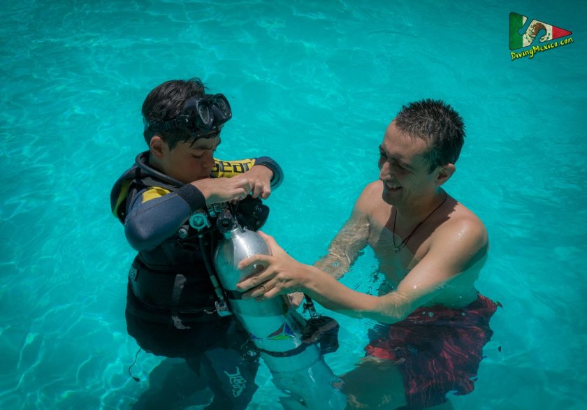 Рейнджърът убиец от &bdquo;Петрохан&ldquo; заснет с момченца в басейн