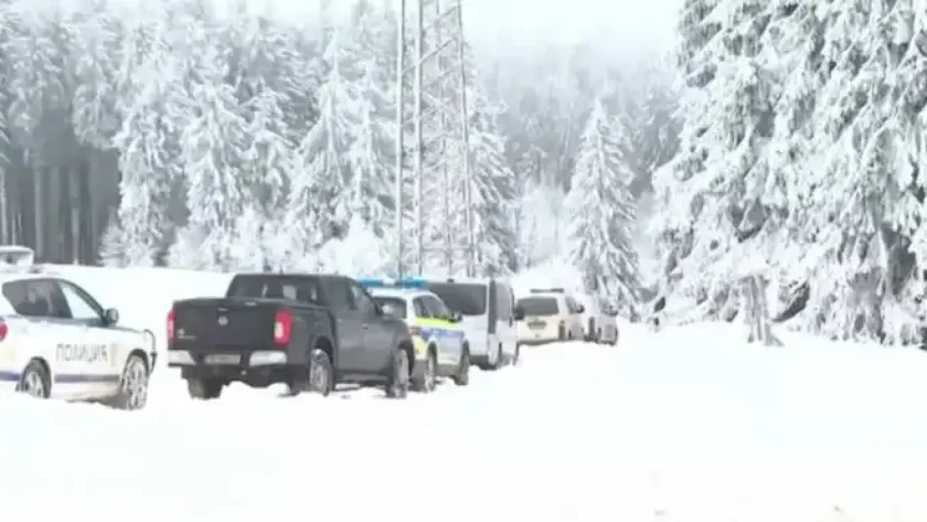 Двама души се издирват по разследването за убитите трима мъже