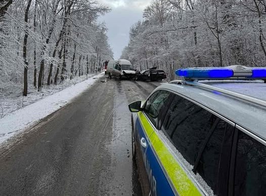 Двама загинаха след челен сблъсък между микробус и кола край Варна (СНИМКА)