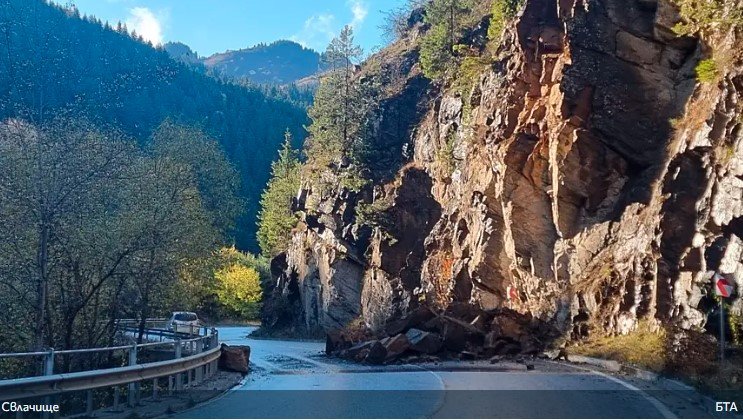 Снимка: БТАДвижението по път I-1 Симитли – Кресна в района