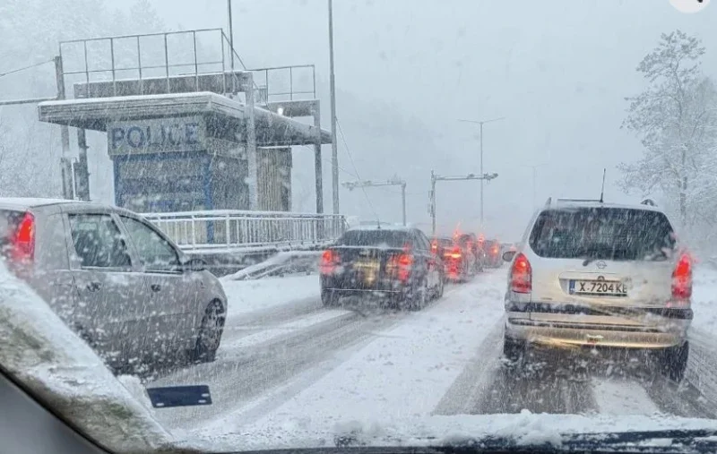 Снегът предизвика сериозни задръствания по АМ "Тракия"