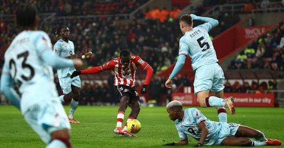 "Черните котки" минаха път на Бърнли