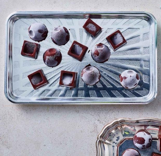 Сладоледени бонбони с шоколад и ванилова сметана